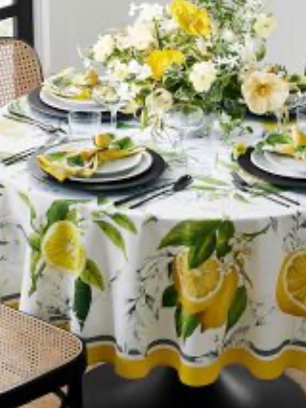 Williams Sonoma Meyer Lemon Round 70” tablecloth